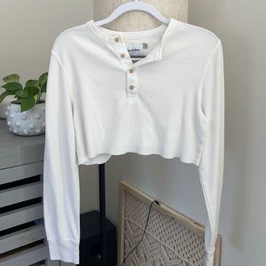 Cropped long sleeve with buttons